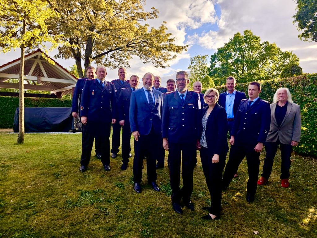 v.l.n.r.: Daniel Gehlenborg, Jan Wasserthal, Edmund Hanekamp, Matthias Pörschke, BGM Thomas Otto, Timo Hinrichs, Lukas von Kadacsy, Hartmut Hanekamp, Kevin Heese, Janine Hanekamp, Christof Naber, Matthias Schulte, Georg Tebben