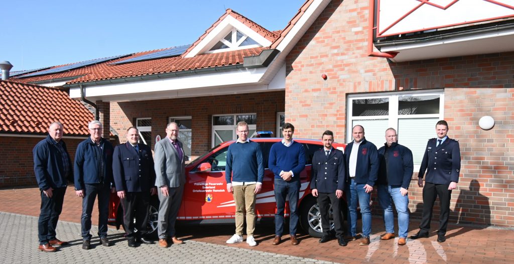 v.l.: 2. Vorsitzender Rolf Tebben, 1. Vorsitzender Horst Kruse, Leiter des First Responder Temas Kevin Frerichs, Bürgermeister Thomas Otto, Daniel Bünger von der Raiffeisen Energiepark Saterland GmbH & Co. KG, Theo Waskönig von der Firma Waskönig + Walter Kabel-Werk GmbH, Stellv. Leiter des First Responder Teams Niklas Böhmann, Kassenwart Timo Hinrichs, Schriftführer Kevin Heese, Ortsbrandmeister Matthias Schulte.